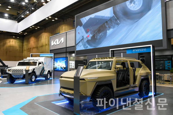 'DX KOREA 2022' 방산전시회' 기아 무기체계관에 전시된 (왼쪽) 수소연료전지 발전기 탑재 콘셉트카, (오른쪽) 수소연료전지 ATV 콘셉트카 모습 (사진=기아)