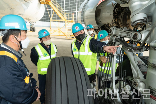 우기홍 대한항공 사장(왼쪽에서 세번째)과 임원들이 A330 항공기의 랜딩기어 점검과정을 살펴보고 있다. (사진=대한항공)