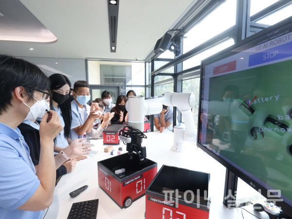 서울 마곡에 위치한 'LG디스커버리랩 서울'에서 학생들이 시각지능을 활용해 사물을 분류하는 로봇의 원리에 대해 학습하고 있는 모습/사진=LG