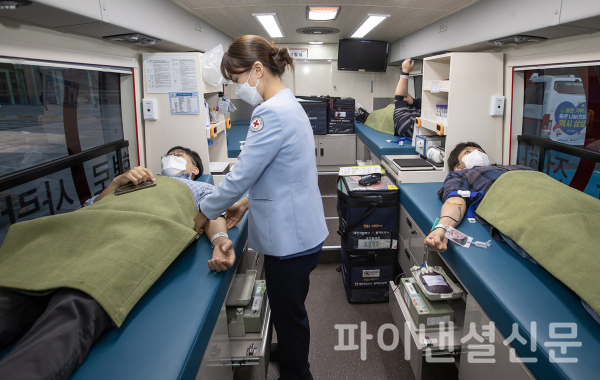 23일 삼성 임직원들이 수원 삼성디지털시티에서 삼성 임원 기부로 제작된 신형 헌혈버스에 올라 헌혈에 참여하고 있는 모습 (사진=삼성)