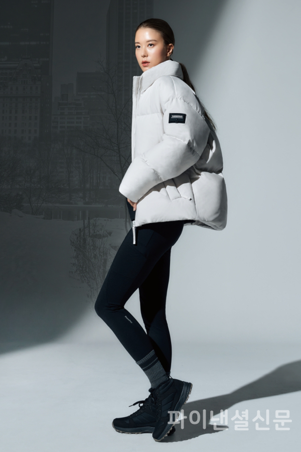 레드페이스 '콘트라 에바 루즈 다운 우먼 재킷' 착용 모습. (사진=레드페이스)