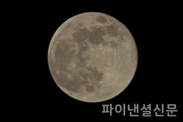 8일 오후 서울 밤 하늘에 2022년 마지막 보름달 '차가운 달'이 맑은 날씨와 차가와진 기온 덕분에 상당히 밝게 보이고 있다. (사진=황병우 기자)