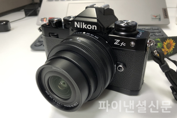 레트로 스타일 카메라 니콘 Zfc는 과거의 추억을 불러오는 제품으로, 상당히 매력적인 부분이 많은 카메라다. 사진은 니콘 Zfc 블랙 버전 (사진=황병우 기자)