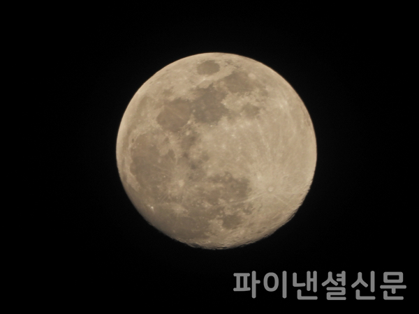 지난 5일 오후 8시 30분경 촬영한 2023년 첫 보름달 '마이크로문' (사진=황병우 기자)