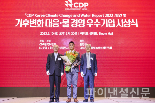 KT&G가 CDP(탄소정보공개프로젝트)로부터 기후변화 대응, 수자원 관리 부문 우수기업(Leadership 등급)으로 선정됐다. 사진은 지난 10일 여의도 글래드 호텔에서 열린 'CDP Korea Awards'에서 윤영찬 KT&G 전략기획실장(가운데)이 기념촬영을 하고 있는 모습 (사진=KT&G)