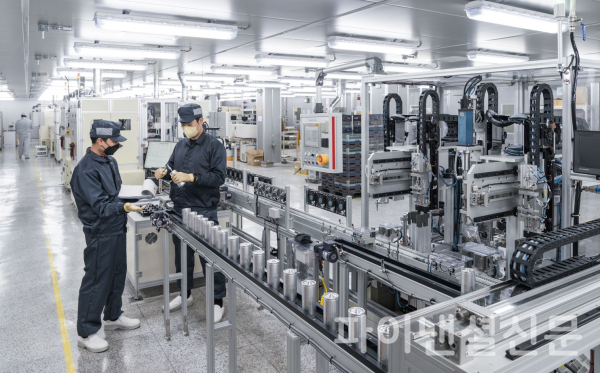 LS머트리얼즈 직원들이 경기도 군포 공장에서 커패시터를 생산하는 모습. (사진=LS전선)