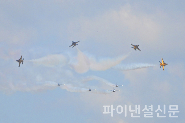 8일 오전 충북 충주 상공에서 대한민국 공군 특수비행팀 블랙이글스가 에어쇼를 하는 모습. (사진=황병우 기자)