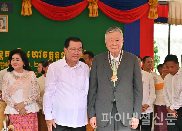 부영그룹 창업주 이중근 회장이(사진 오른쪽) 그동안 캄보디아의 국가 발전과 양국 간 우호증진에 기여한 공로를 인정받아 캄보디아 훈센 총리로부터(사진 왼쪽) 국가 유공 훈장을 수상한 뒤 기념사진을 촬영하고 있다. /사진=부영그룹