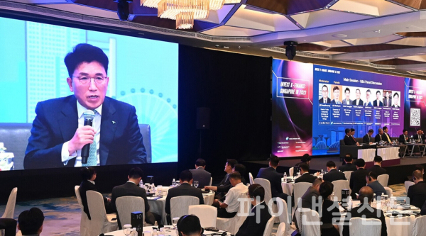 함영주 하나금융그룹 회장이 지난 9일(현지시간) 싱가포르 팬 퍼시픽 호텔에서 열린 금융권 공동 싱가포르 IR 'Invest K-Finance: Singapore IR 2023'의 '해외 투자자와의 대화' 세션에서 해외 투자자들의 질문에 답변하고 있다. (사진=하나금융그룹)