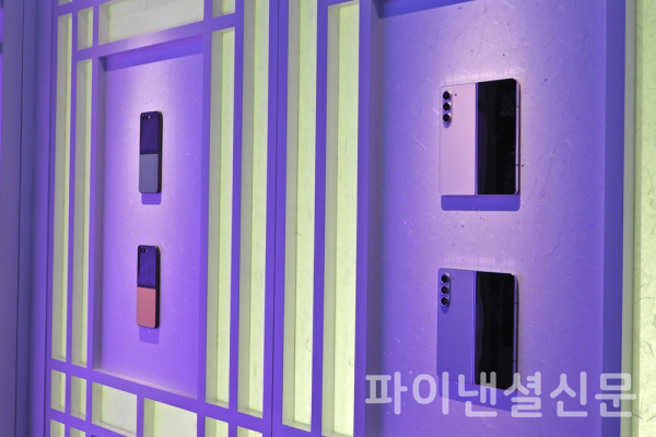 지난 26일 삼성 갤럭시 언팩 행사장에 마련된 체험공간에 한국 전통 창호 문양 벽에 전시된 갤럭시 Z 플립5(왼쪽)와 갤럭시 Z 폴드5(오른쪽) (사진=황병우 기자)