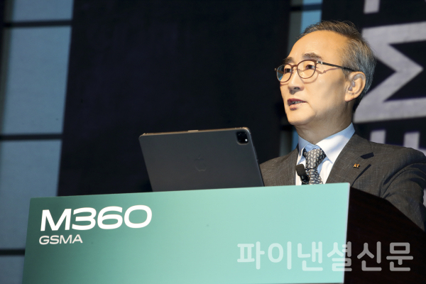 KT 김영섭 대표가 서울 중구 웨스틴조선호텔에서 열린 GSMA M360 APAC 콘퍼런스에서 ‘통신사 주도 디지털 패러다임 전환’을 주제로 기조연설을 하고 있다. (사진=KT)