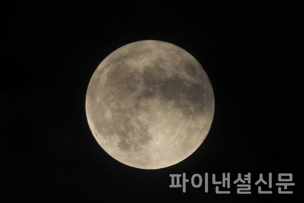 29일 오후 9시 30분경 서울 하늘에 떠오른 추석 보름달 (사진=황병우 기자)