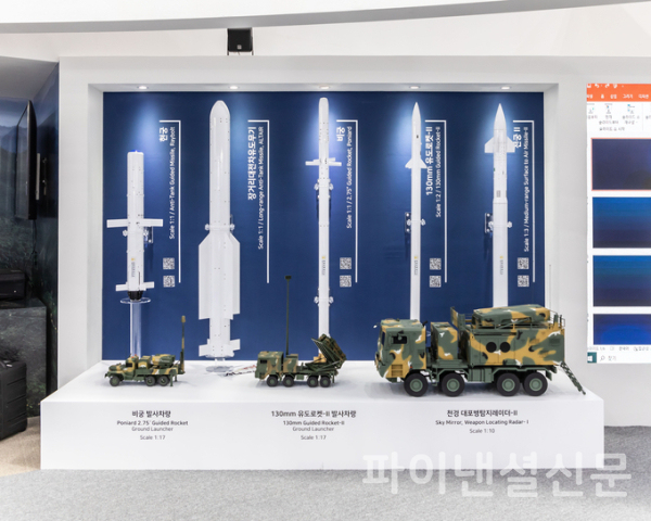 LIG넥스원이 ADEX 2023에 참가해 수출 주력제품을 선보였다. (왼쪽부터) 현궁, 장거리대전차유도무기, 비궁, 130mm 유도로켓-Ⅱ, 천궁Ⅱ이다. 천경 대포병탐지레이더-Ⅱ와 비궁, 130mm 유도로켓-Ⅱ 발사차량 모형도 함께 전시했다. (사진=LIG넥스원)