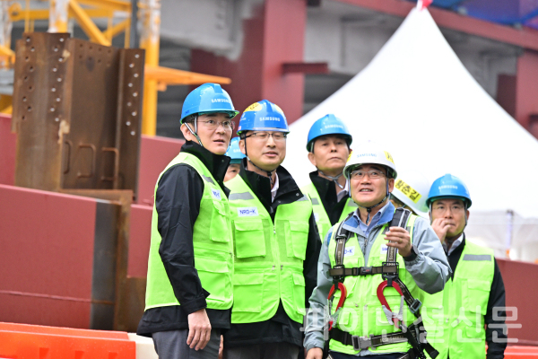 19일 삼성전자 기흥캠퍼스를 찾은 이재용 회장(왼쪽 첫번째)이 차세대 반도체 R&D 단지 건설 현장을 점검하고 있다. (사진=삼성전자)
