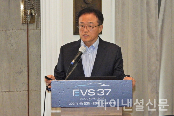 선우명호 EVS37 조직위원장(세계전기자동차협회 회장, 고려대 석좌교수)가 내년 4월 서울에서 개막할 '제37회 세계전기자동차 학술대회 및 전시회(EVS37)'에 대해 소개하고 있다. (사진=황병우 기자)