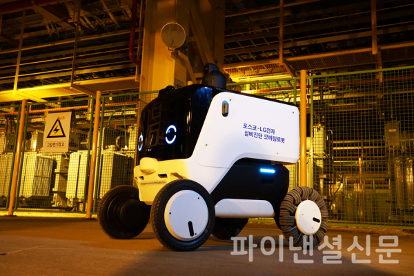 원격자율점검 모바일로봇이 광양제철소에서 전력설비를 진단하고 있다. /사진=포스코