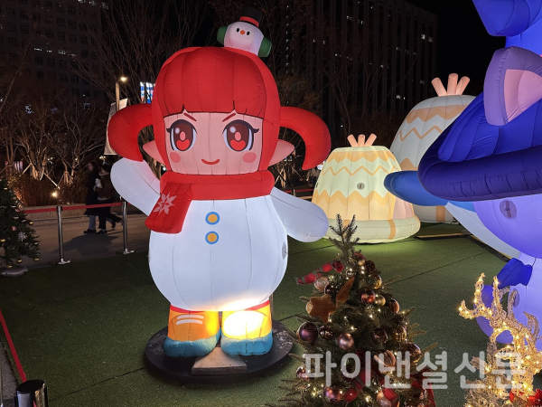 넥슨이 ‘던전앤파이터’ IP로 서울 겨울 축제 ‘2023 빛초롱 축제’에 참가한다. 사진은 눈사람 외형의 마법사 캐릭터 '스노우메이지' 조형물 (사진=넥슨)