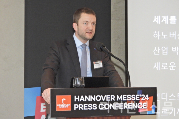 2024 하노버 산업박람회 주최사 도이치메세(Deutsche Messe AG)의 후베어투스 폰 몬쇼우(Hubertus von Monschaw) 글로벌 이사가 오는 4월에 개최되는 박람회에 대해 소개하고 있다. (사진=황병우 기자)