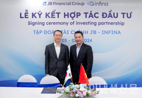 김두윤 JBSV 대표(사진 왼쪽)와 제임스 브엉(James Vuong) 인피나 대표가 파트너십을 위한 전략적 투자계약을 체결한 뒤, 함께 기념 촬영에 임하고 있다. (사진=JB금융그룹)