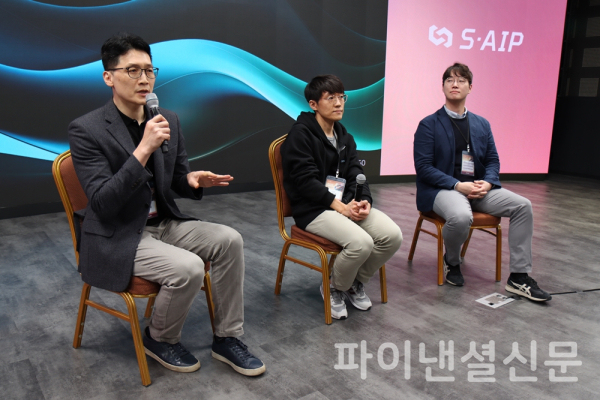 13일 오후 서울 코엑스에서 열린 '기업 맞춤형 생성형 AI 플랫폼 S-AIP' 쇼케이스에서 (왼쪽부터) 서상덕 S2W 대표, 정진우 S2W 이사, 서현민 이사가 기자와 참석자들의 질의에 답변하고 있다. (사진=황병우 기자)