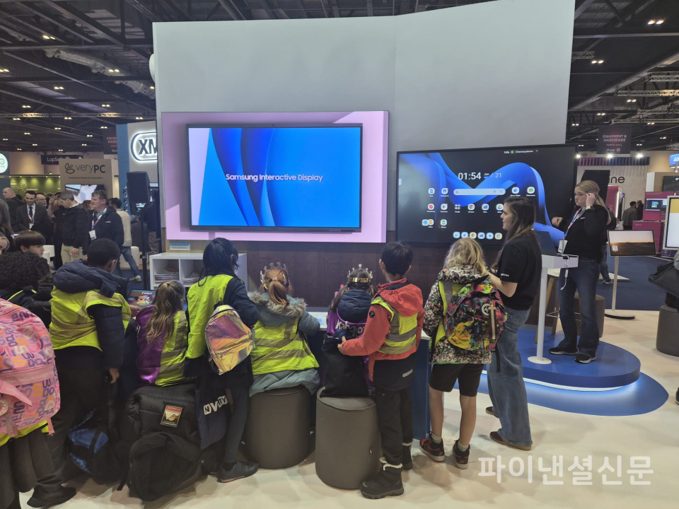 유럽 최대 교육 기술 전시회 'Bett 2026'에 마련된 삼성전자 전시 공간을 찾은 관람객들 (사진=삼성전자)