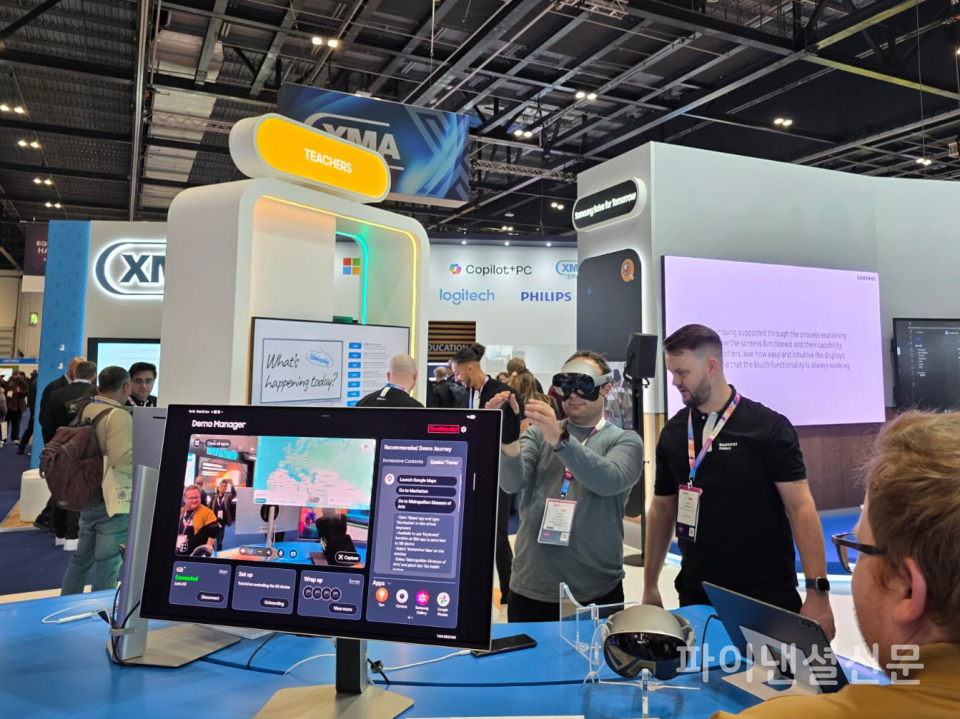 유럽 최대 교육 기술 전시회 'Bett 2026'에 마련된 삼성전자 전시 공간을 찾은 관람객들 (사진=삼성전자)